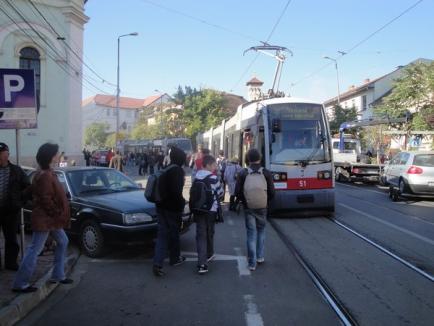 Un şofer a ţinut în loc trei sute de oameni pe strada Primăriei (FOTO)